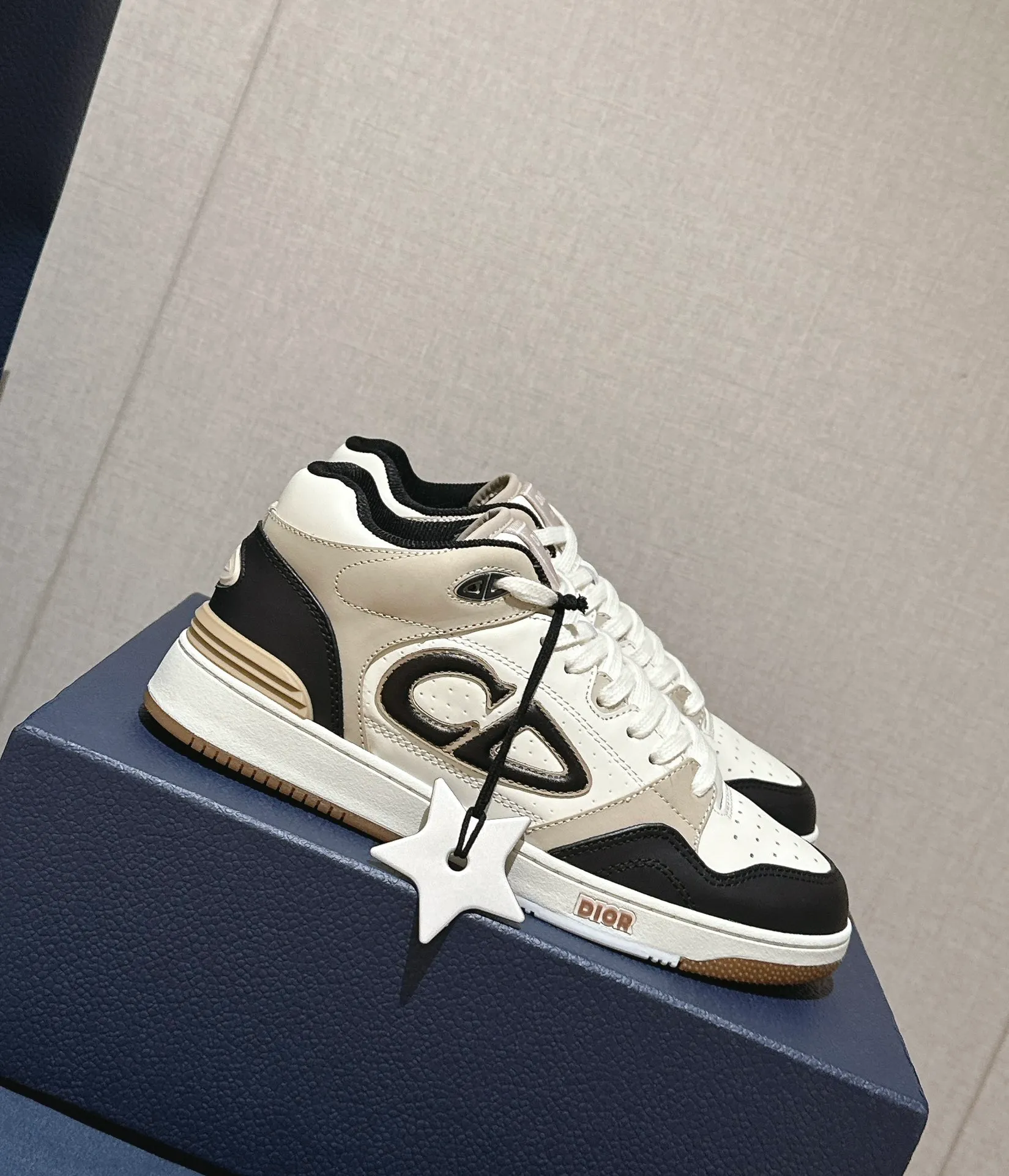 👟👟Ex-factory price 680👟👟. Dior 2024 model B57 popular casual shoe mid-top version, couple model, original explosion-proof one-to-one perfect reproduction, craftsmanship details in place, original customized materials, awesome, latest element combination, fashionable and casual personality, versatile Fabric: original fabric cowhide, mesh, electric embroidery plus 3D printing Inner: imported breathable mesh feet: original molding pad outsole: original one-to-one mold opening T👟👟Ex-factory price U Size: women’s size 35-40~men’s size 39-45